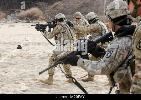 Us-Soldaten, die den zweiten Bataillon zugeordnet, 4 Field Artillery, 75 Brände Brigade Manöver auf Ihre Ziele bei der Durchführung einer Reihe in Südkorea am 16. Januar 2018. Die Ausbildung ist so konzipiert, dass die Bereitschaft des zweiten Bataillons von reenforcing Basic riflemen marksmenship verbessern. (U.S. Armee Foto von Sgt. Brian Chaney) Stockfoto