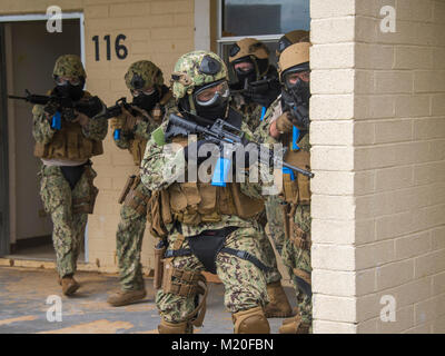 Security Team Matrosen zu Küstengebieten Riverine Gruppe 1 (CRG-1), Det zugeordnet. Guam in taktische Bewegung und urbanen Kriegsführung Ausbildung in Barrigada, Guam, 31.01.2018, teilnehmen. Diese vierteljährliche Readiness Training, von der CRG-1 Ausbildungs- und Auswerteeinheit, San Diego gehalten, ermöglicht CRG-1 Det. Guam 360-Punkt Verteidigung, laufende und in-Port an Bord benannten hohen Wert. CRG-1 Det. Guam ist zum Kommandanten, Task Force 75, die primäre Expeditionary task force verantwortlich für die Planung und Ausführung der Küstengebiete Riverine operations, Beseitigung von Explosivstoffen, Divi zugeordnet Stockfoto