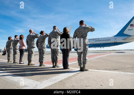 Führung von Travis Air Force Base, Calif., grüßen die Abfahrt des Vorsitzenden des Generalstabs Marine Corp Gen. Joe Dunford, Feb 1, 2018, während einer Gas- und gehen. (U.S. Air Force Foto von Lan-Kim) Stockfoto