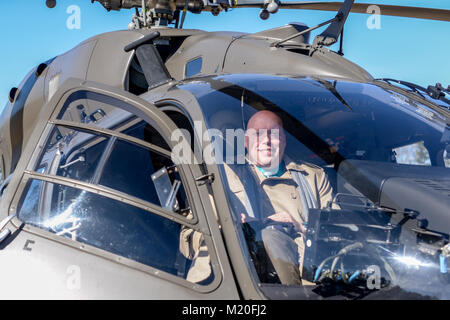 Shane Barham, das Prinzip der Rogers Lane Volksschule in Raleigh, North Carolina, sitzt in einem UH 72 Lakota Hubschrauber auf dem Feld der Schule geparkt, 31. Januar 2018. Die Schule veranstaltet die Nord-carolina National Guard Hubschrauber und ihre Besatzungen als Teil einer Bereicherung Programm für die Studierenden. Soldaten beantwortete Fragen über das Flugzeug und sprach über die Lese-und mathematische Fähigkeiten sowohl Fliegen und Wartung der Hubschrauber benötigt. ( Stockfoto