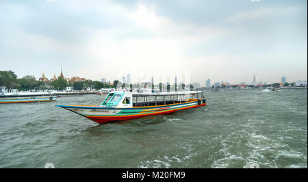 Boot für den Transport von Menschen an der Mae Nam Chao Phraya Fluss in Bangkok, Thailand Stockfoto