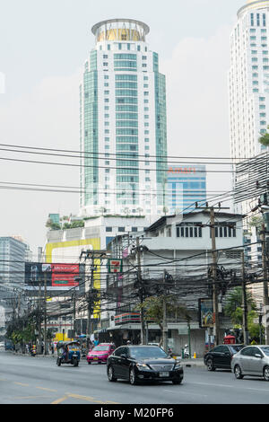 Eine Verflechtung der Leistungskabel in Bangkok, Thailand Stockfoto