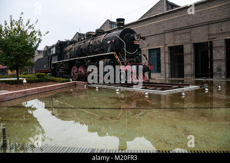 Eine SY Klasse 2-8-2 Dampflok auf Static Display in der banpo International Art Zone. Xi'an, Provinz Shaanxi, China. Stockfoto