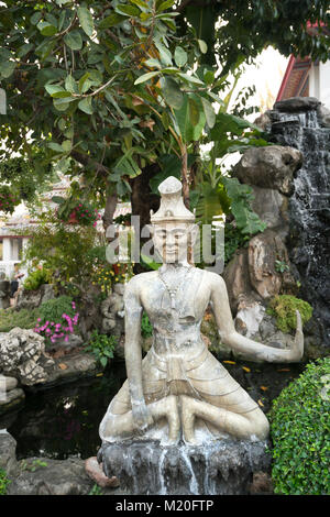 Eine Statue im Garten der Wat Pho Tempel in Bangkok, Thailand Stockfoto