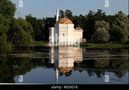 Moschee am Ufer des Sees Stockfoto