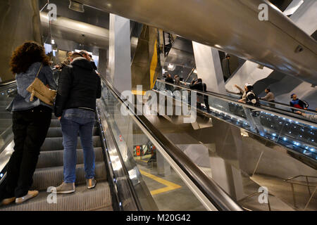 Rolltreppe im Einkaufszentrum Stockfoto