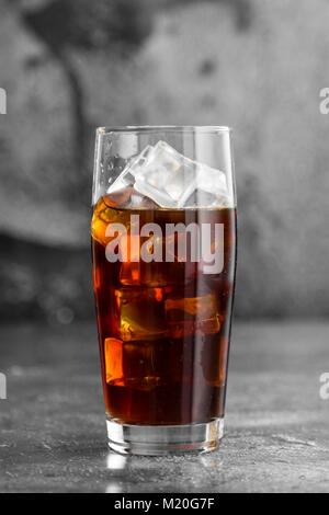 Iced braun Kaffee in hohen Glas auf dem Tisch Stockfoto