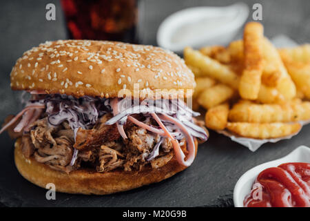 Big leckere zog Schweinefleisch Burger mit Pommes frites Stockfoto