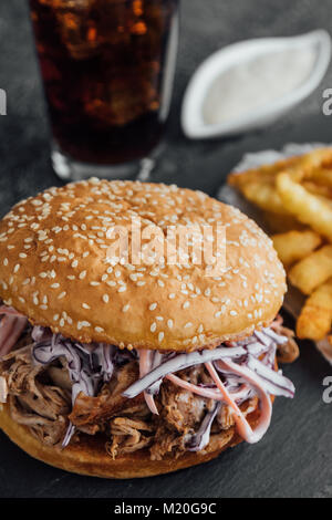Big leckere zog Schweinefleisch Burger mit Pommes frites Stockfoto