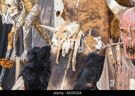 Rüstung und mittelalterlichen Utensilien an einem traditionellen mittelalterlichen Jahrmarkt in Alcalá de Henares, Madrid, Spanien Stockfoto