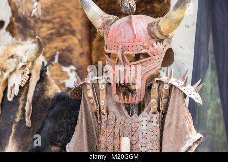 Rüstung und mittelalterlichen Utensilien an einem traditionellen mittelalterlichen Jahrmarkt in Alcalá de Henares, Madrid, Spanien Stockfoto