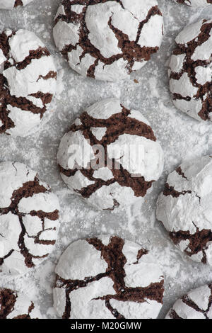 Hausgemachte Schokolade Crinkle Cookies auf ein Backblech Stockfoto