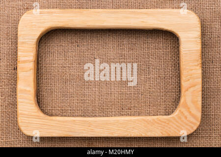 Vintage Rahmen aus hellem Holz auf sackleinen liegen. Mit Platz für Text. Ansicht von oben Stockfoto