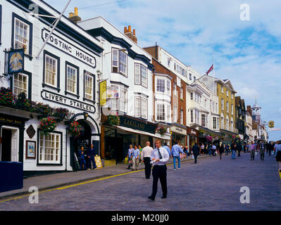 High Street, Guildford, Surrey, England UKon ein Mittagessen mit Käufern in Ärmel Stockfoto