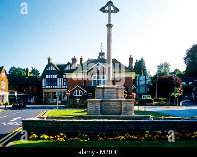 Haslemere Surrey England UK Stadtzentrum mit Kriegerdenkmal errichtet 1921 entworfen von Inigo Triggs Stockfoto