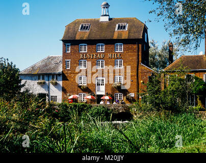 Elstead Mühle Elstead Surrey England UK früher ein 17 thc Mais Mühle am Fluss Wey waterwheel arbeiten jetzt ein Restaurant Stockfoto