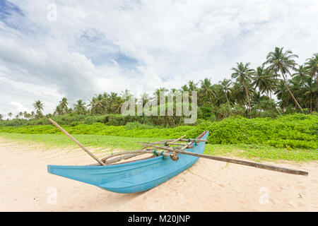 Balapitiya, Sri Lanka, Asien - eine Angeln Kanu am Strand von Balapitiya Stockfoto