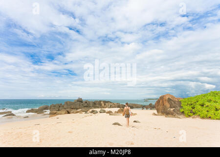 Balapitiya, Sri Lanka, Asien - eine Frau auf dem Weg zu den Strand von Balapitiya Stockfoto