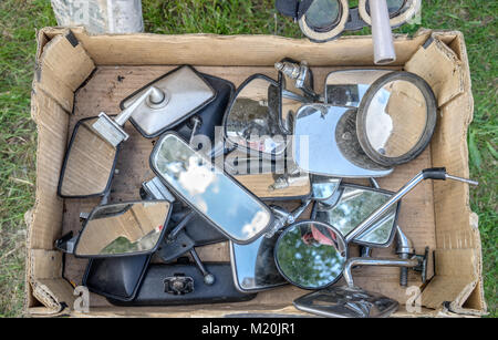 Ansicht von oben aus einer Box auf dem Flohmarkt mit verschiedenen Auto Spiegel Stockfoto