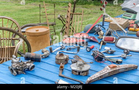 Tabelle mit verschiedenen Werkzeugen und Objekten auf einem Flohmarkt Stockfoto