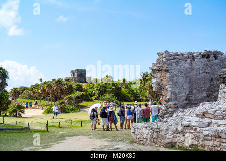 Touristen, die Ruinen der Maya, Tulum, Yucatan, Mexiko Stockfoto