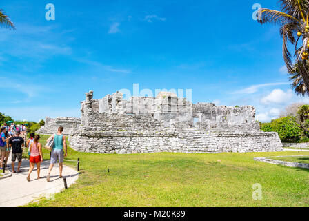 Touristen, die Ruinen der Maya, Tulum, Yucatan, Mexiko Stockfoto