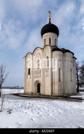 Kirche der Fürsprache des Flusses Nerl (Build 1158) im Winter Stockfoto