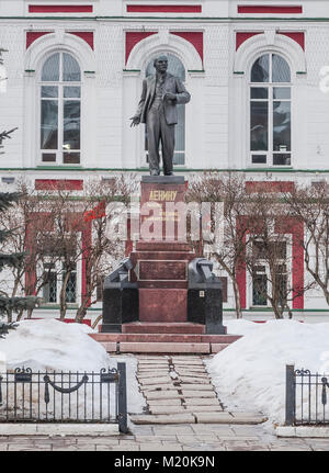 Das Denkmal zu Wladimir Iljitsch Lenin (uljanov) auf dem Hintergrund der Gebäude im Winter. Vladimir. Russland Stockfoto