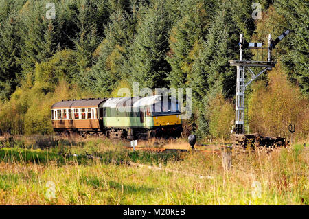 BR Class 25 Diesel No D7628 'Sybilla' Ankunft am Bahnhof Levisham auf der North Yorkshire Moors Railway mit einem Werkszug, 1.. Oktober 2008. Stockfoto