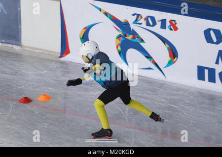 St. Petersburg, Russland - Februar 3, 2018: Einer startet während der offenen Allrussischen Masse Skating Wettbewerbe Eis unserer Hoffnung. In der sowjetischen Ära gegründet wurde, Stockfoto