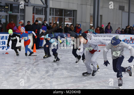 St. Petersburg, Russland - Februar 3, 2018: Einer startet während der offenen Allrussischen Masse Skating Wettbewerbe Eis unserer Hoffnung. In der sowjetischen Ära gegründet wurde, Stockfoto