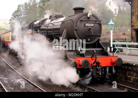 LMS Class 5 No 45428 'Eric Treacy' wartet darauf, Grosmont mit der Abfahrt 1030 nach Pickering mit der North Yorkshire Moors Railway, 4.. Oktober 2011, zu verlassen. Stockfoto