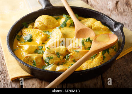 Chicken Curry in einer Sauce aus Kokosmilch close-up in einer Pfanne. Horizontale Stockfoto