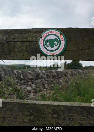 Ein Zeichen auf ein Tor an Bonsall Moor für den Kalkstein, eine lange Distanz Fußweg durch die Derbyshire Dales zwischen Castleton und Rocester, Mitarbeiter Stockfoto