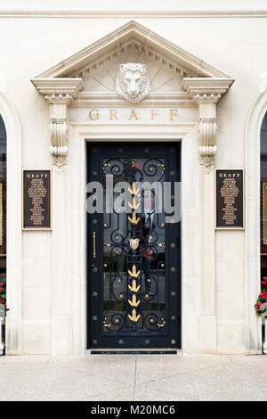 Die Fassade und Eingang Graff, ein High-end-Schmuck Store auf der Worth Avenue in Palm Beach, Florida. Ein Mann steht in der Tür. Stockfoto