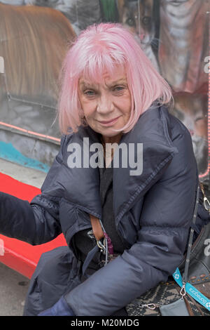 Das Porträt einer 70-jährigen Frau mit rosa Haaren. Im East Village, Manhattan, New York City. Stockfoto