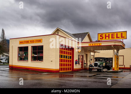 Ein restauriertes Classic Shell Tankstelle mit ein veteran Auto in der Einfahrt in issaquah Washington State usa übernommen Stockfoto