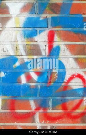 Bunte Flecken von Farben auf einem Red brick wall Stockfoto