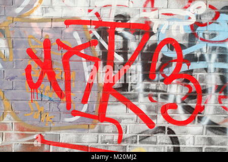 Bunte Flecken von Farben auf einem Red brick wall Stockfoto