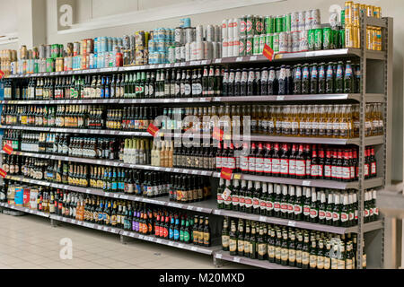 Kiew, Ukraine. 1. Februar 2018. Verschiedene Arten von Bier auf den Regalen im Supermarkt Stockfoto