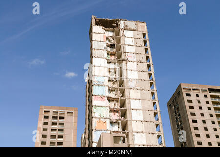 1960s system - Turm Bausteine im Prozess der bei Ibrox, Govan, Glasgow abgerissen wurden, im Jahr 2010. Stockfoto