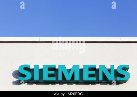 Tilst, Dänemark - 14. Februar 2016: Siemens Logo auf einer Fassade. Siemens ist ein deutscher multinationaler Stockfoto