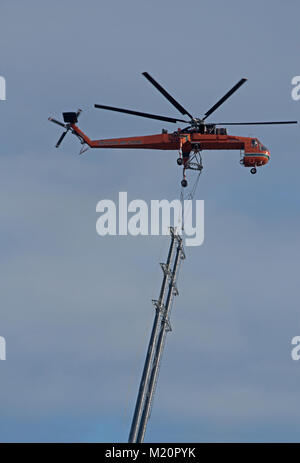 Eine sikorsky Erickson Luft Kran geliefert - in Schottland einen Pylon line Projekt für SSE (Scottish & Southern Energy in der Nähe von Keith in Morayshire abzuschließen. Stockfoto