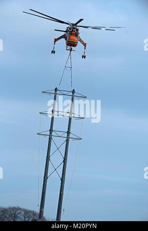 Eine sikorsky Erickson Luft Kran geliefert - in Schottland einen Pylon line Projekt für SSE (Scottish & Southern Energy in der Nähe von Keith in Morayshire abzuschließen. Stockfoto