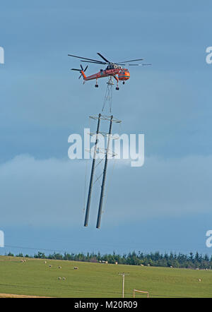 Eine sikorsky Erickson Luft Kran geliefert - in Schottland einen Pylon line Projekt für SSE (Scottish & Southern Energy in der Nähe von Keith in Morayshire abzuschließen. Stockfoto