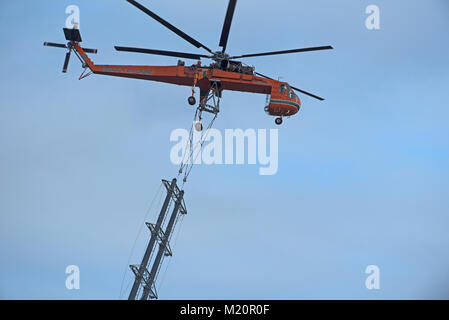 Eine sikorsky Erickson Luft Kran geliefert - in Schottland einen Pylon line Projekt für SSE (Scottish & Southern Energy in der Nähe von Keith in Morayshire abzuschließen. Stockfoto