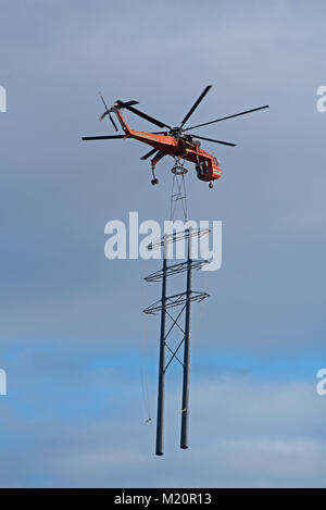 Eine sikorsky Erickson Luft Kran geliefert - in Schottland einen Pylon line Projekt für SSE (Scottish & Southern Energy in der Nähe von Keith in Morayshire abzuschließen. Stockfoto