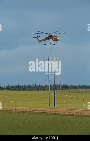 Eine sikorsky Erickson Luft Kran geliefert - in Schottland einen Pylon line Projekt für SSE (Scottish & Southern Energy in der Nähe von Keith in Morayshire abzuschließen. Stockfoto