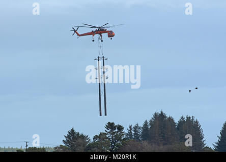 Eine sikorsky Erickson Luft Kran geliefert - in Schottland einen Pylon line Projekt für SSE (Scottish & Southern Energy in der Nähe von Keith in Morayshire abzuschließen. Stockfoto