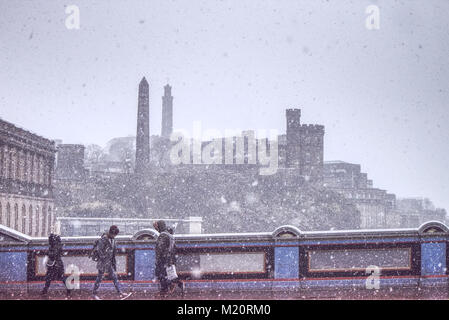 Menschen zu Fuß auf der North Bridge in zentralen Eidnburgh im Schnee, im Hintergrund der berühmten Calton Hill. Schuß im Januar 2018 übernommen. Stockfoto